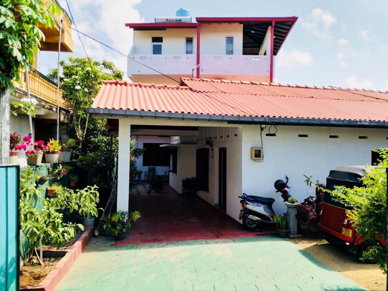 Hikkaduwa Family Inn Екстериор снимка