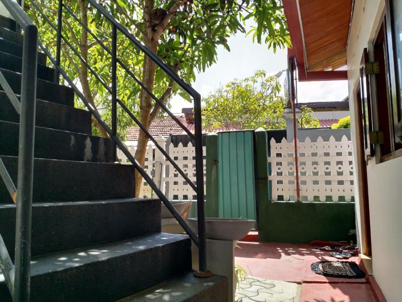 Hikkaduwa Family Inn Екстериор снимка